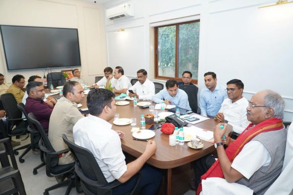 रायपुर की यातायात व्यवस्था को सुधारने और विकास कार्यों को गति देने सांसद बृजमोहन अग्रवाल ने ली उच्च स्तरीय बैठक