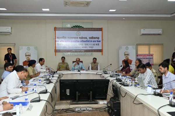 राज्यपाल रमेन डेका ने ली रायपुर जिले में विकासखंड स्तरीय समीक्षा बैठक 