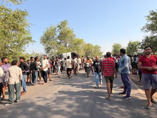रफ्तार का कहर&hellip; सड़क किनारे पलटी यात्री बस, हादसे में 50 लोग घायल