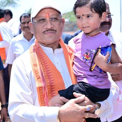 गोद में उठाया, चश्मा पहनाया&hellip; मुख्यमंत्री का दिखा आत्मीय अंदाज, नन्हीं मानविका के सपनों को मिला नया हौसला