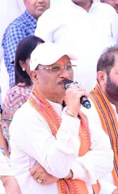 सरगुजा जिले के ग्राम सिलमा में अचानक उतरा मुख्यमंत्री का हेलीकॉप्टर, खाट में बैठकर ग्रामीणों से किया संवाद: सुनी समस्याएं, समाधान के दिए निर्देश