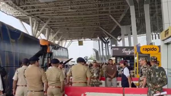RCB के खिलाफ मुकाबले के लिए रायपुर पहुंची मुंबई इंडियंस की टीम