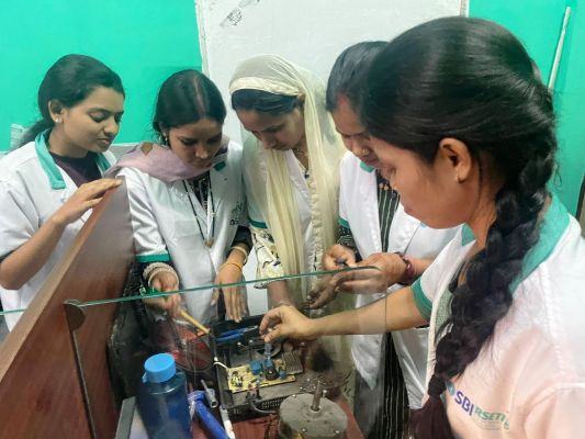 पुरुष प्रधान क्षेत्र में महिलाओं की एंट्री, आर-सेटी में इलेक्ट्रिशियन प्रशिक्षण से बदली सोच