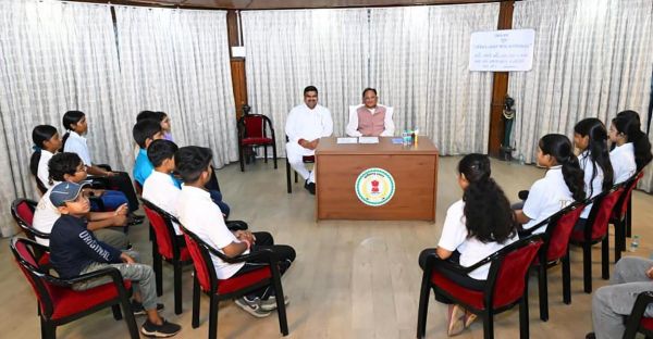 मुख्यमंत्री विष्णुदेव साय ने प्रावीण्य सूची के मेधावी विद्यार्थियों से की आत्मीय चर्चा