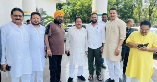 कांग्रेस मुख्यालय पहुंचे BCCI उपाध्यक्ष और राज्यसभा सदस्य राजीव शुक्ला, राजीव भवन में नेताओं से की मुलाकात