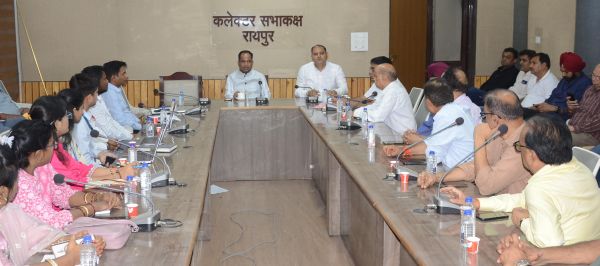 रायपुर कलेक्टर ने ऑयल कंपनियों एवं डीलर्स की ली बैठक: शहर में अब 24 घंटे दौड़ेंगे पेट्रोल-डीजल के टैंकर, कालाबाजारी की शिकायत पर होगी कार्रवाई
