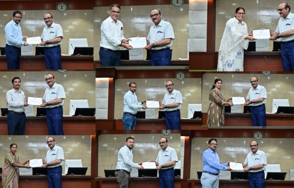 प्रशासनिक दक्षता का सम्मान : मुख्य सचिव ने ई-ऑफिस और समयबद्धता के लिए अधिकारियों-कर्मचारियों को नवाजा