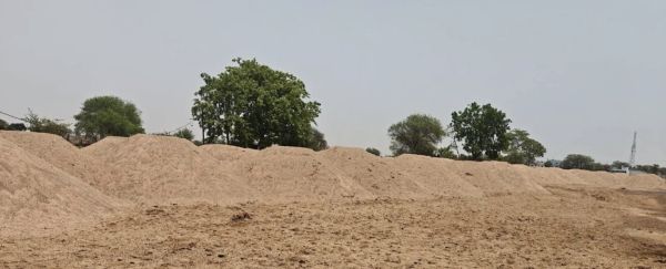 अवैध भंडारण पर प्रशासन की बड़ी कार्रवाई, 142 हाइवा रेत जब्त