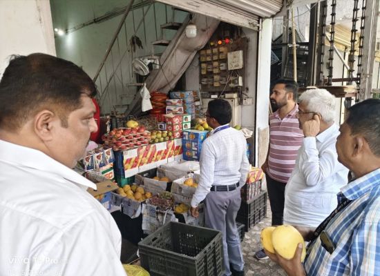 एक्शन में खाद्य विभाग : लालपुर फल मार्केट से लिए गए 5 नमूने, 40 किलो सड़े-गले फल मौके पर कराए गए नष्ट