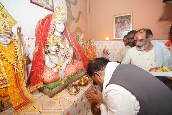 मुख्यमंत्री साय ने कोसला धाम में माता कौशल्या मंदिर में पूजा-अर्चना कर की प्रदेशवासियों की सुख-समृद्धि की कामना की