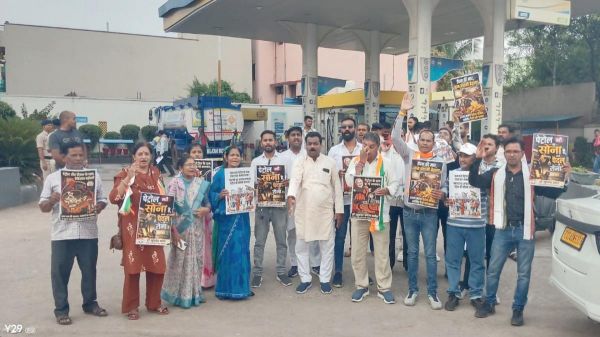 पेट्रोल-डीजल संकट काे लेकर कांग्रेसियों ने किया प्रदर्शन