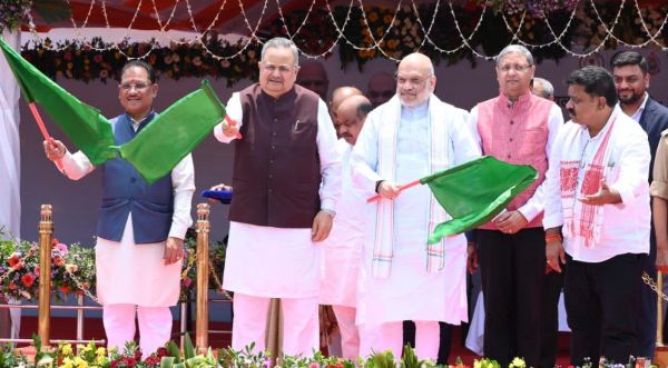 केंद्रीय गृहमंत्री अमित शाह ने 400 अत्याधुनिक आपातकालीन वाहन एवं 32 मोबाइल फॉरेंसिक वैन को दिखाई हरी झंडी