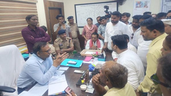 राजधानी में बिजली गुल और लो-वोल्टेज की समस्या, कांग्रेसियों ने घेरा CSEB दफ्तर, जल्द व्यवस्था दुरुस्त करने की मांग
