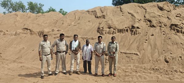 गोबरानवापारा में रेत माफियाओं पर बड़ी कार्रवाई, 2 पोकलेन जब्त