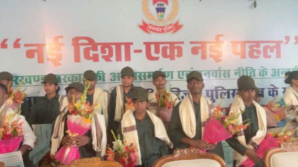 सुरक्षा बलों की बड़ी सफलता: 27 नक्सलियों ने हथियार डालकर किया सरेंडर
