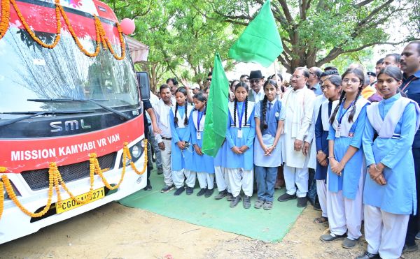 मुख्यमंत्री विष्णु देव साय ने &lsquo;कामयाबी वेन&rsquo; को दिखाई हरी झंडी : दूरस्थ गांवों के विद्यार्थियों तक पहुंचेगी डिजिटल शिक्षा की नई रोशनी