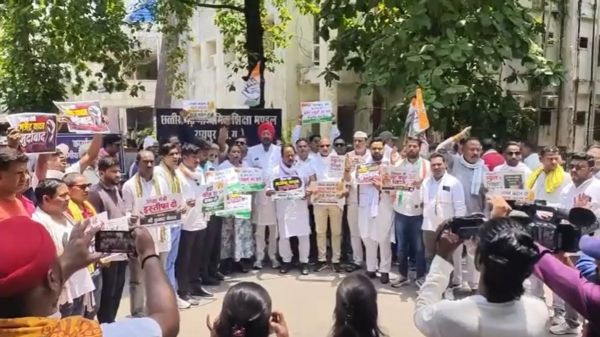 सरकारी स्कूलों में स्थानीय शुल्क बढ़ाए जाने के विरोध में उतरी कांग्रेस