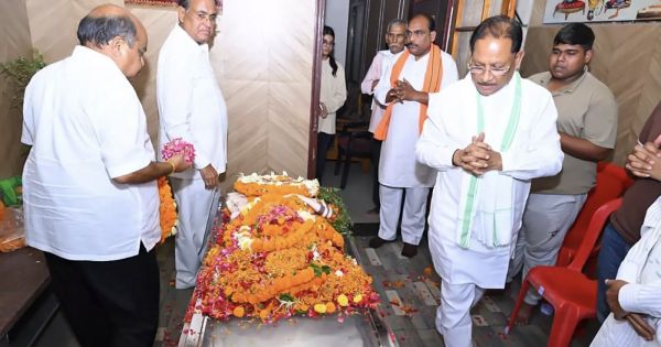 दिवंगत रूपनारायण सिन्हा के घर पहुंचकर CM साय ने दी श्रद्धांजलि