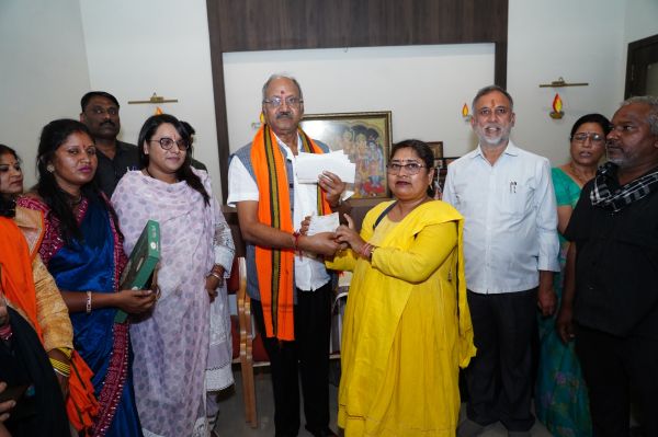 सांसद बृजमोहन अग्रवाल ने 230 हितग्राहियों को बांटे 23 लाख रुपये के अनुदान चेक