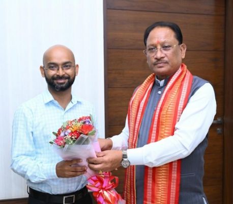 IFS में चयनित अजय गुप्ता ने मुख्यमंत्री विष्णुदेव साय से की मुलाकात, CM ने दी बधाई, बोले- प्रतिभा संसाधनों की नहीं होती मोहताज