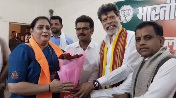 बस्तर में कांग्रेस को लगा झटका, महिला महामंत्री ने छोड़ा &lsquo;हाथ&rsquo;, भाजपा में शामिल हुईं 14 महिला कार्यकर्ता&hellip;