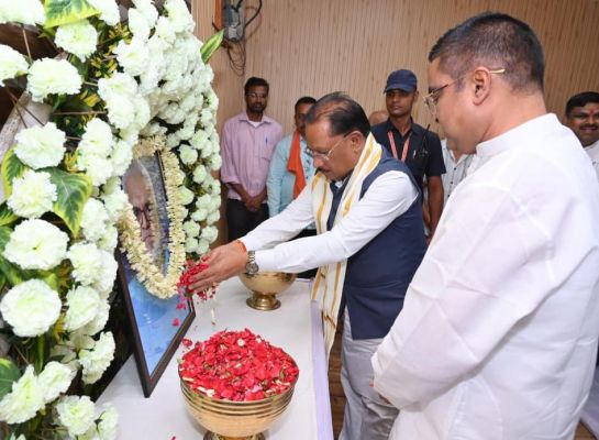 मुख्यमंत्री विष्णुदेव साय ने स्वर्गीय दिनेश सेन को दी श्रद्धांजलि : शोक संतप्त परिवार से की मुलाकात