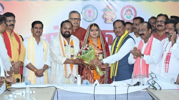बेमेतरा में सामूहिक विवाह समारोह में शामिल हुए मुख्यमंत्री, नवदंपतियों को दिया आशीर्वाद