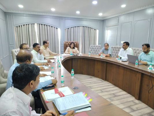 ग्रामीण विकास योजनाओं की समीक्षा बैठक में ACS ऋचा शर्मा सख्त, कहा- अंतिम व्यक्ति तक पहुंचे जानकारी
