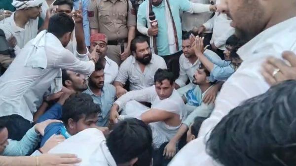 बिलासपुर में NSUI का उग्र प्रदर्शन, देवेंद्र यादव का कुर्ता फटा, पुलिस ने किया वाटर कैनन इस्तेमाल