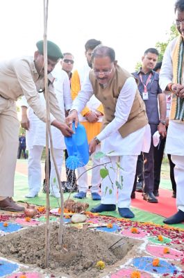 मुख्यमंत्री विष्णु देव साय ने &lsquo;एक पेड़ मां के नाम&rsquo; अभियान के तहत किया पीपल का पौधारोपण