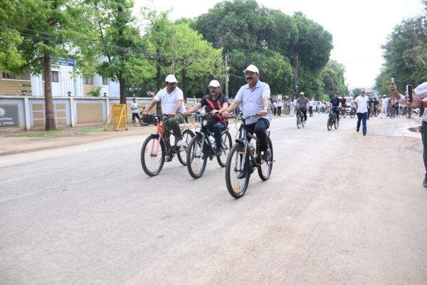'सन्डे ऑन सायकल' कार्यक्रम में शामिल हुए उप मुख्यमंत्री अरुण साव, सायकल चलाकर फिट रहने और पर्यावरण संरक्षण का दिया संदेश