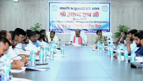 अंतिम व्यक्ति तक पहुंचे योजनाओं का लाभ, अधिकारी फील्ड में दिखाएं ज्यादा सक्रियता : उपमुख्यमंत्री अरुण साव