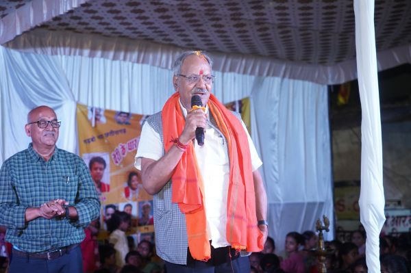 बाजार चौक, चंगोराभाठा में आयोजित छत्तीसगढ़ी लोक गीत व &lsquo;सुआ-सामूहिक नृत्य&rsquo; कार्यक्रम में शामिल हुए सांसद बृजमोहन अग्रवाल