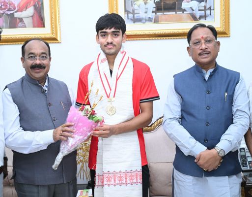 अंडर-18 एशिया कप विजेता हॉकी खिलाड़ी अवि मानिकपुरी ने की मुख्यमंत्री विष्णुदेव साय से मुलाकात