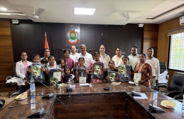 गरियाबंद पुलिस ने बढ़ाया नन्हें कलाकारों का हौसला: नुक्कड़ नाटक से सामाजिक जागरूकता फैला रहे बच्चों को किया पुरस्कृत