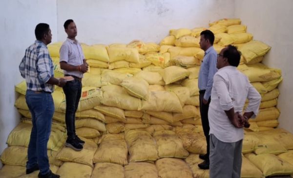 खाद की कालाबाजारी पर बड़ी कार्रवाई : 1500 से अधिक बोरी जब्त, दो प्रतिष्ठानों के लाइसेंस निलंबित