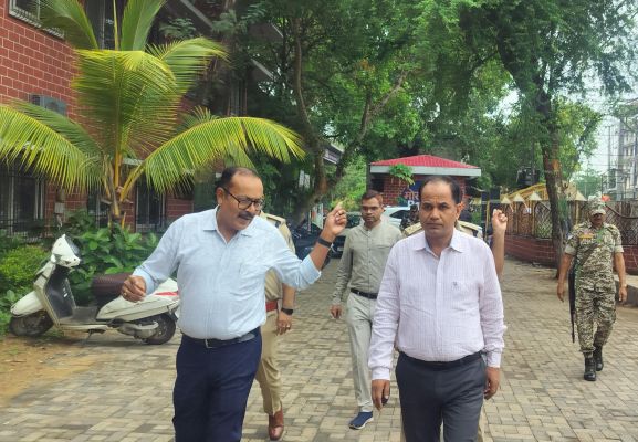 कलेक्टर डॉ. गौरव सिंह ने नीट परीक्षा केंद्रों का किया निरीक्षण, बारिश में परीक्षार्थियों को न हो असुविधा, शेड व मूलभूत सुविधाओं के दिए निर्देश