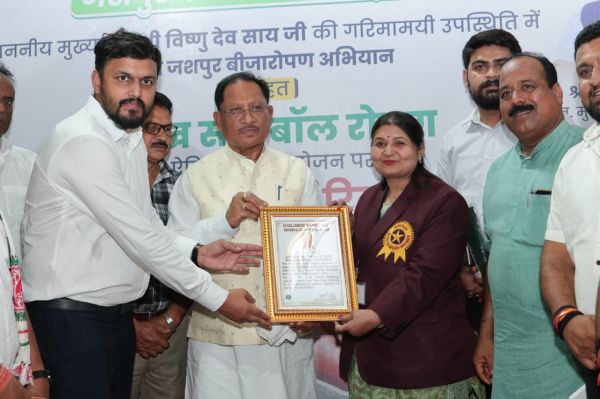 जशपुर वनमण्डल ने रचा इतिहास, एक दिन में 2 लाख से अधिक सीडबॉल प्रसार कर बनाया विश्व रिकॉर्ड