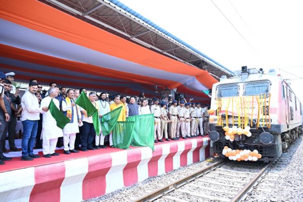 मुख्यमंत्री ने विशेष ट्रेन को हरी झंडी दिखाकर सोमनाथ स्वाभिमान सांस्कृतिक यात्रा का किया शुभारंभ