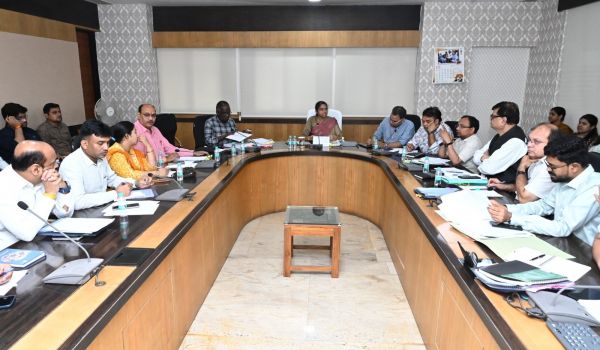नगरीय प्रशासन विभाग की सचिव ने नोडल अधिकारियों की ली बैठक, समस्याओं का हल निकालकर काम आगे बढ़ाने के दिए निर्देश