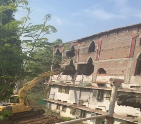 राजधानी के सेंट पॉल स्कूल परिसर में चला बुलडोजर, सामुदायिक भवन के नाम पर चर्च बनाने का था आरोप