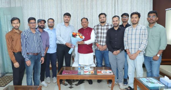 मुख्यमंत्री साय ने यूपीएससी प्रारंभिक परीक्षा में सफल ट्राइबल यूथ हॉस्टल के विद्यार्थियों से की मुलाकात