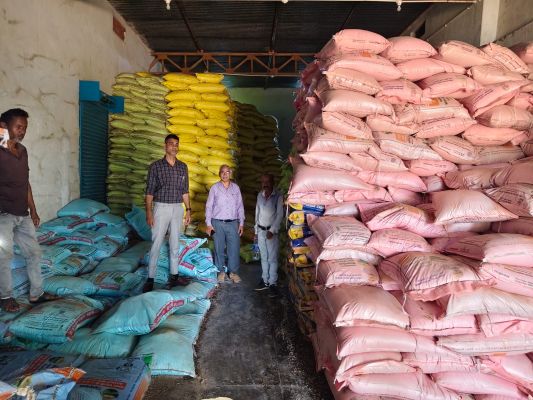 मुख्यमंत्री हेल्पलाइन की शिकायत पर कृषि विभाग की बड़ी कार्रवाई, अधिक कीमत पर खाद बेचने वाले विक्रय केंद्र पर छापा, 3219 बोरी उर्वरक जब्त, केंद्र सील