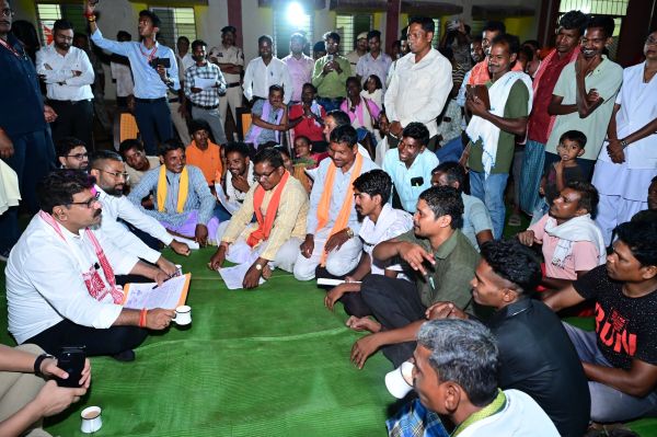 उप मुख्यमंत्री विजय शर्मा पहुंचे नक्सलियों की मांद कहलाने वाले ग्राम किसकोड़ो, ग्रामीणों के साथ जमीन पर बैठकर सुनी समस्याएं