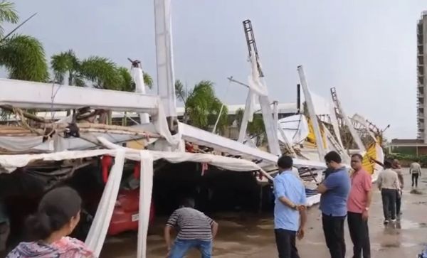 तेज हवा-तूफान में चोखरधानी रेस्टोरेंट की पार्किंग शेड गिरी, कई वाहन हुए क्षतिग्रस्त