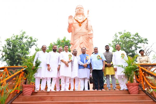 मातृशक्ति एवं प्रकृति के प्रति श्रद्धा का अनुपम संगम : मुख्यमंत्री विष्णु देव साय ने "राम वाटिका" में किया रुद्राक्ष का पौधारोपण