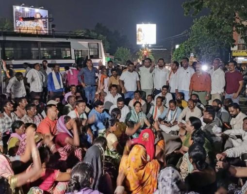 रायपुर कलेक्ट्रेट के बाहर नकटी गांव के प्रभावित परिवारों का प्रदर्शन रात को भी जारी