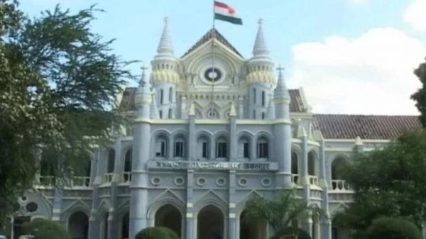 MP में सरकारी स्कूलों की बदहाली पर हाईकोर्ट सख्त: 1895 स्कूलों में एक भी शिक्षक नहीं, HC ने केंद्र और राज्य सरकार से मांगा जवाब