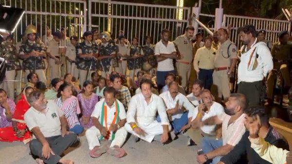 नकटी गांव बेदखली विवाद : सीएम आवास के बाहर ग्रामीणों के साथ धरने पर बैठे कांग्रेसी, कलेक्टर ने 10 प्रतिनिधियों को मुलाकात की दी अनुमति
