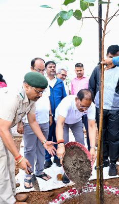 मुख्यमंत्री विष्णु देव साय ने 'एक पेड़ माँ के नाम' अभियान के तहत किया पौधारोपण
